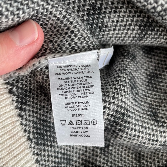 LOFT cozy high-low hem v-neck sweater - Picture 3 of 5